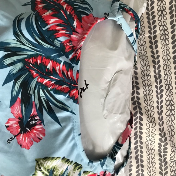 Swimsuit - Picture 7 of 7